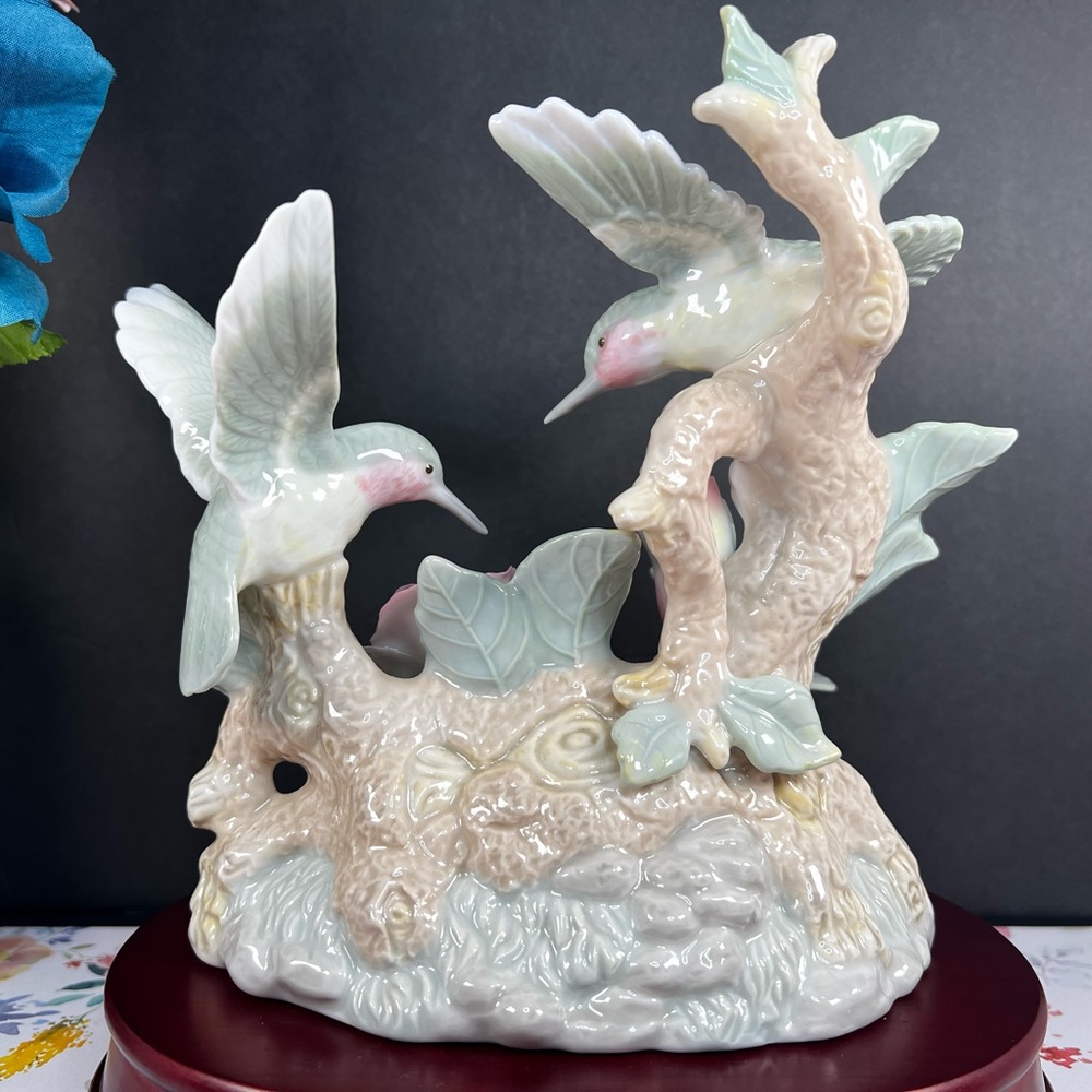 🛑SOLD🛑 Vintage Fluttering HUMMINGBIRDS Ceramic Music Box Plays "Close to you" - Picture 7 of 17